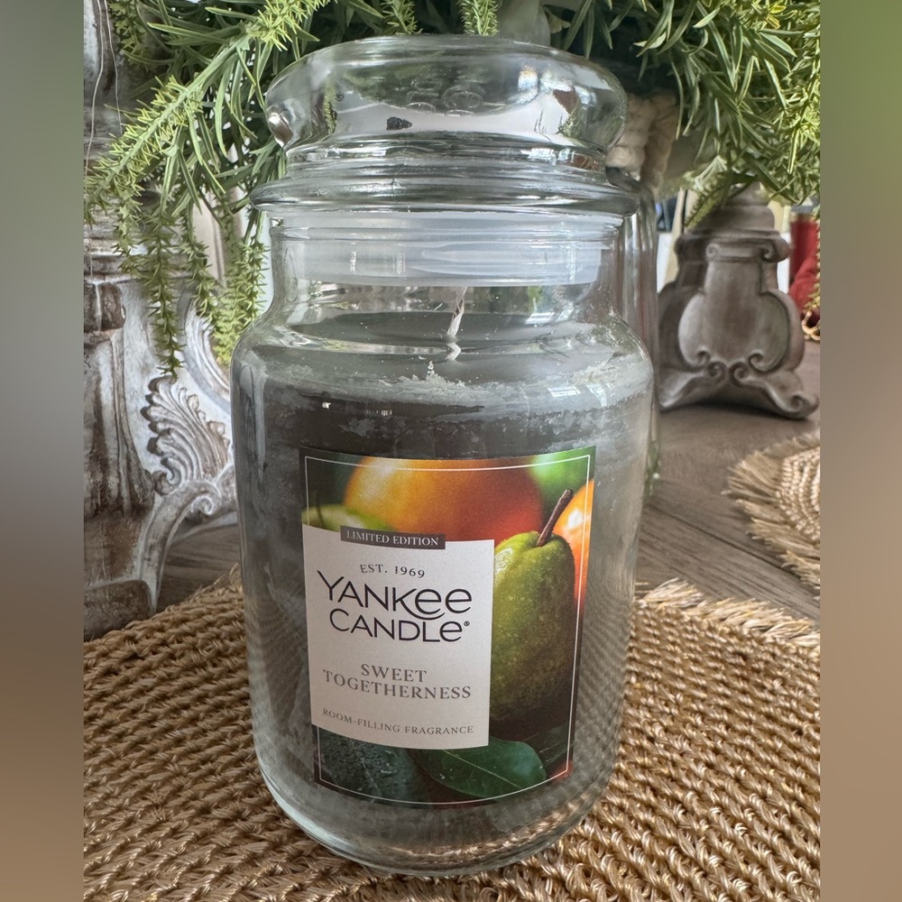 Yankee Candle (LARGE) Mango Sweet Togetherness Jar Candle. 22oz - Picture 1 of 3